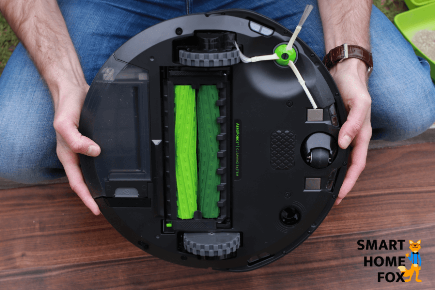 Unterseite des iRobot Roomba i3 in der Nahaufnahme